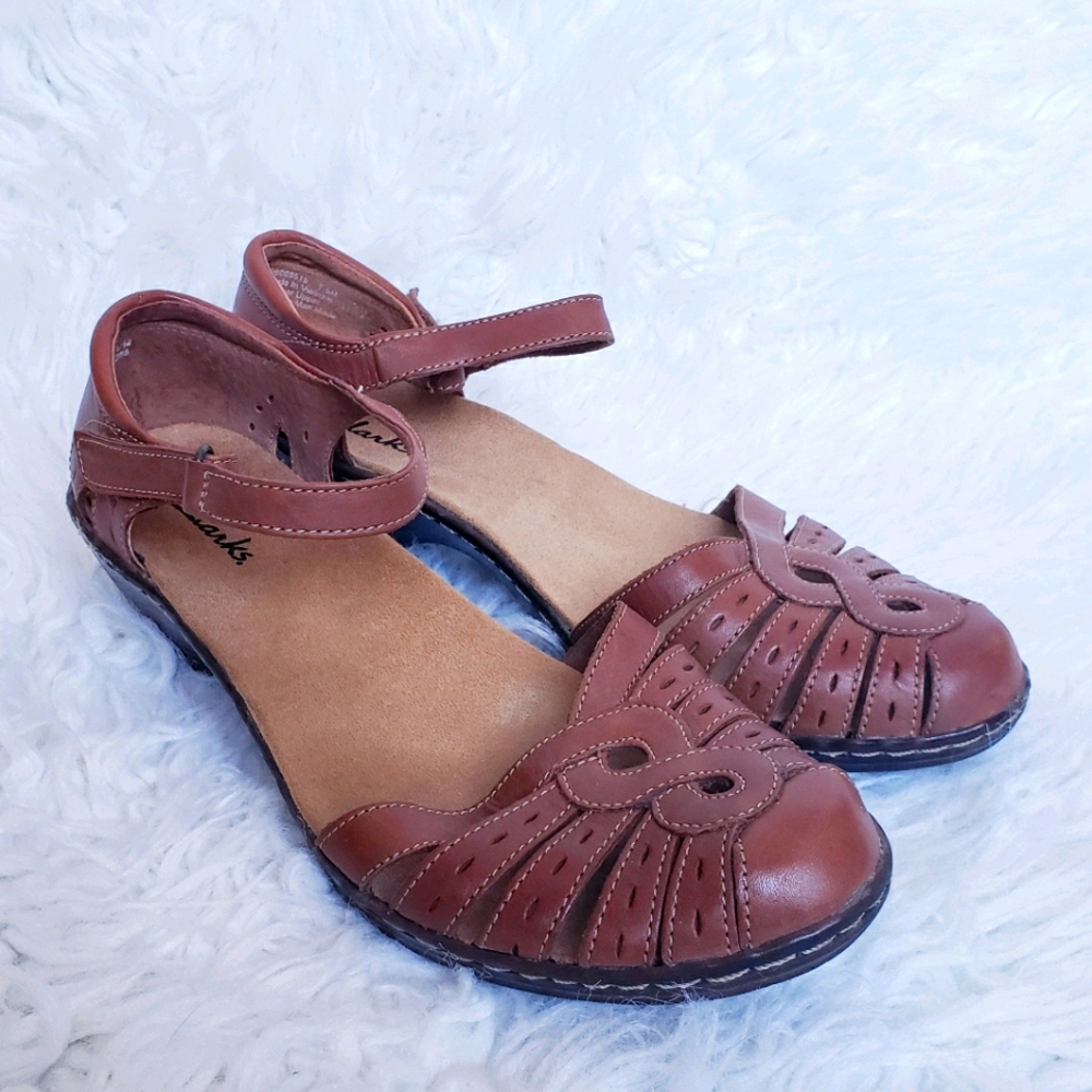 SALE Clark's brown leather closed toe sandals s…